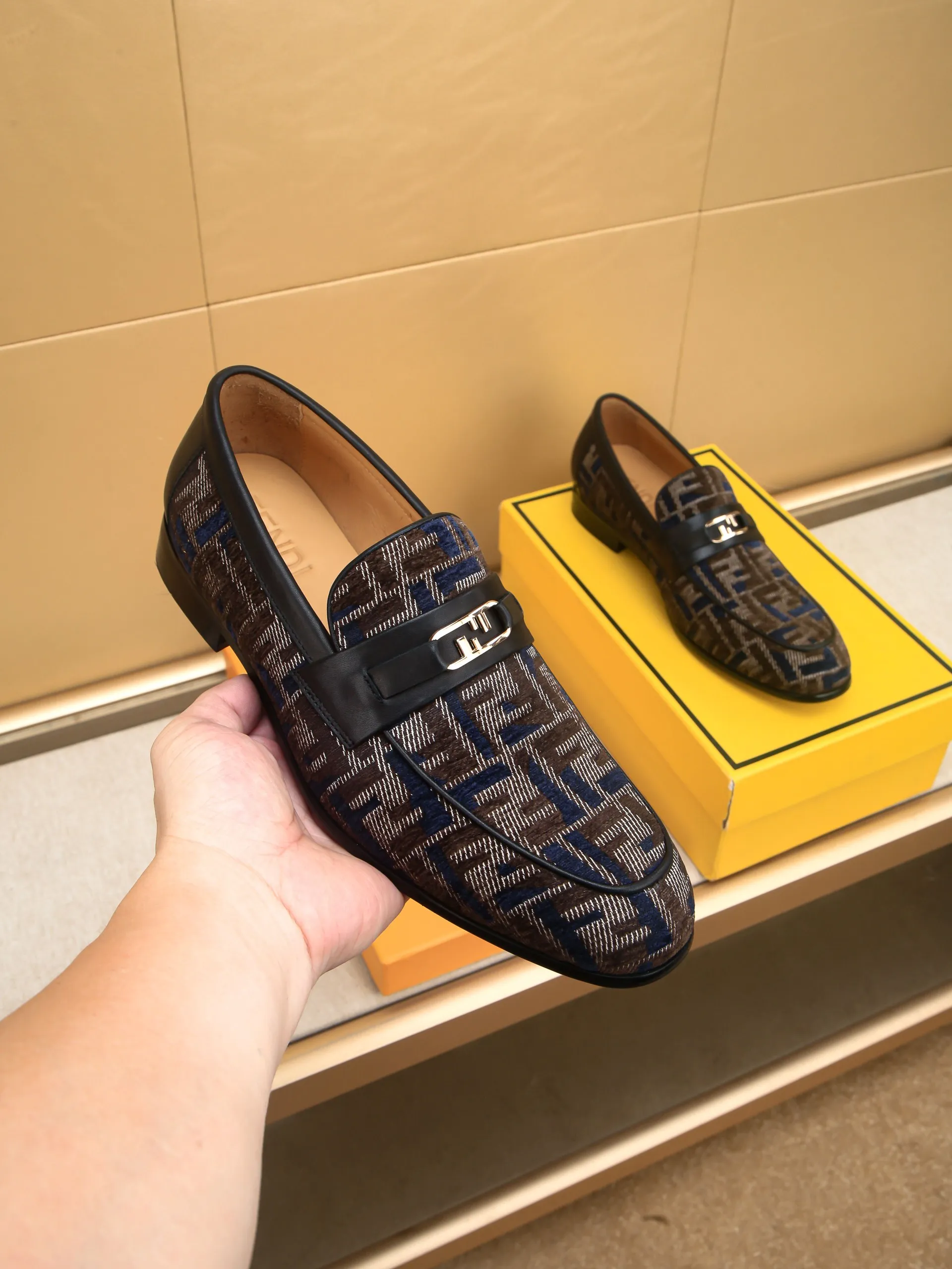 Men's shoes💰460 🕷🕷【FENDI】The latest men's formal leather shoes🇨🇳Classic series not to be missed💯The first layer is made of imported first-layer cowhide☘Original quality, the leather is smooth and delicate🎋Awesome version, perfect streamlined outline🍇🐮Leather lining, code number 39-44...(customized at 38.45.46.47)